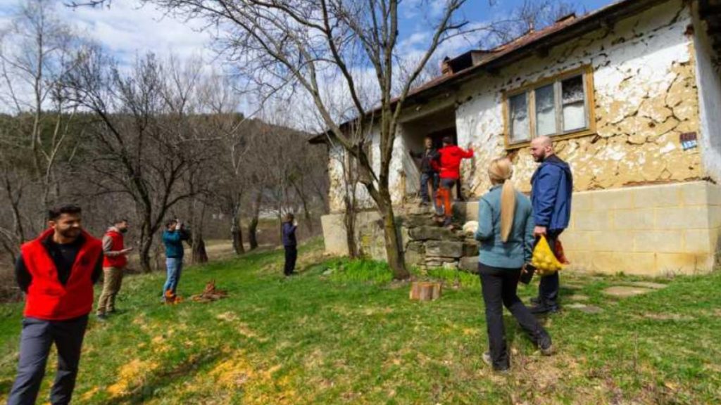 Sute de pachete cu alimente și bunuri de primă necesitate au ajuns la familiile și vârstnicii izolați din satele și cătunele greu accesibile ale munților BUZĂULUI, grație unei inițiative a unui grup pasionat de off-road