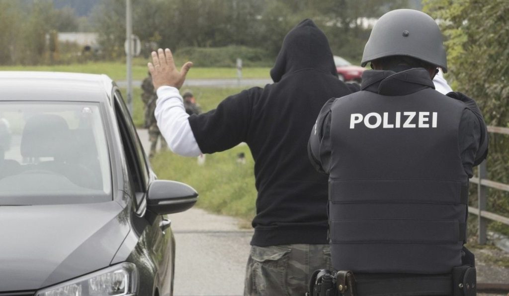 Șofer român, arestat în Elveția: Circula pe jantă și mirosea a alcool