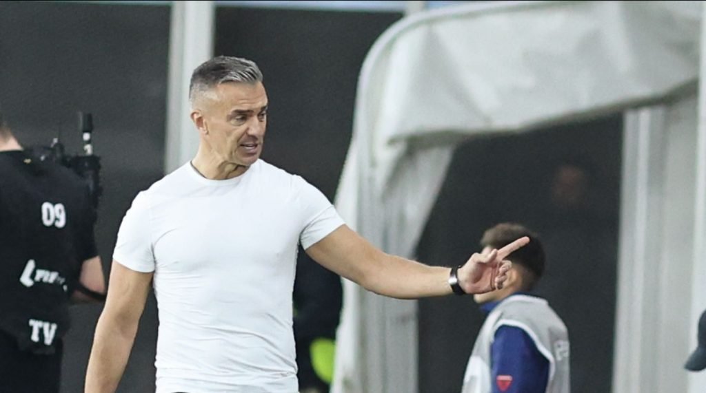 Pancu, surprins la biserică în ziua meciului crucial cu Craiova Antrenorul echipei CFR Cluj, Daniel Pancu, a fost văzut în dimineața meciului cu Universitatea Craiova la Biserica Sf