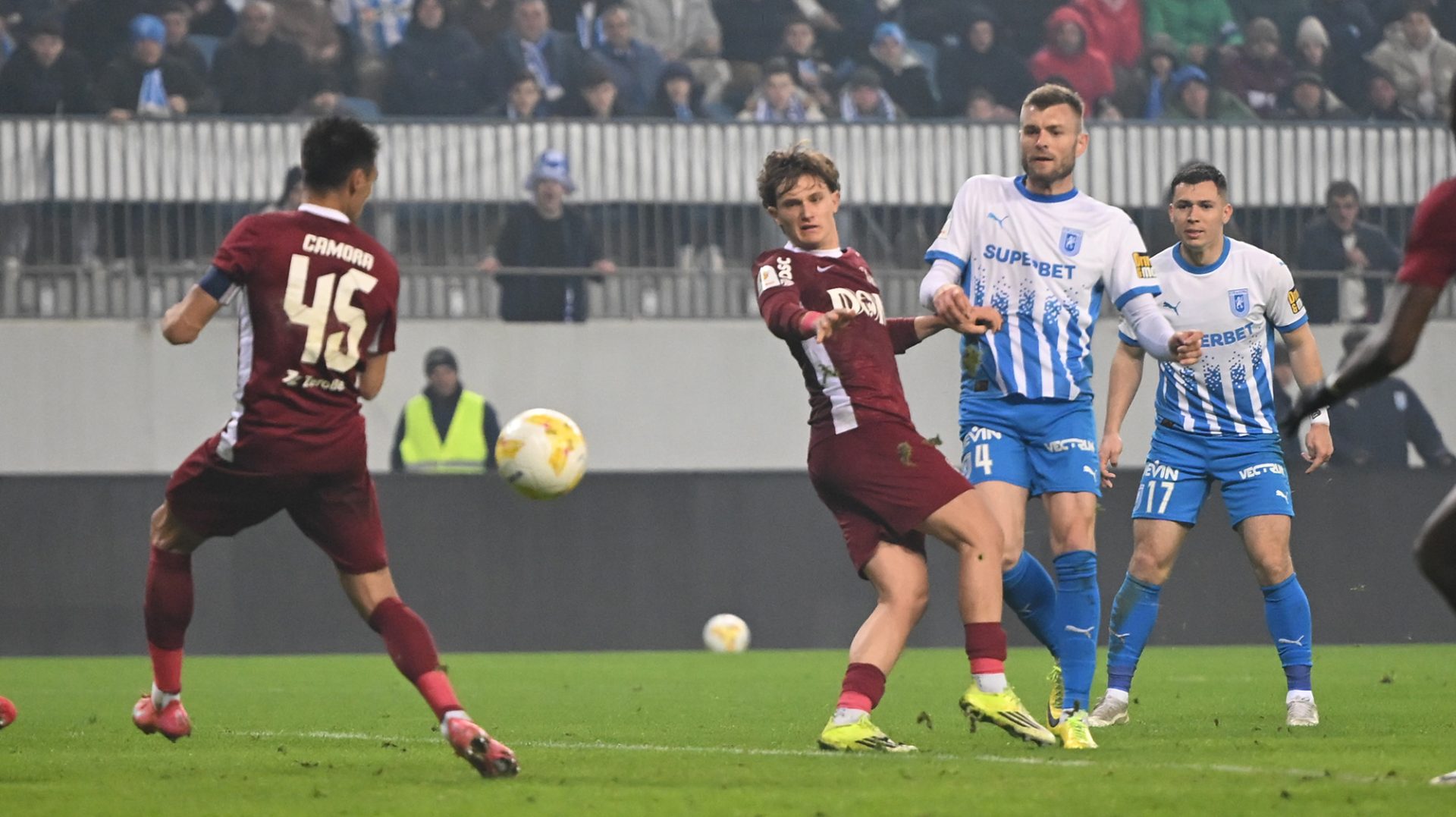 De la ora 20:30, pe stadionul „Ion Oblemenco”, se joacă meciul Universitatea Craiova – CFR Cluj, partida contând pentru etapa a treia din play-off-ul Superligii, sezonul 2025/2026