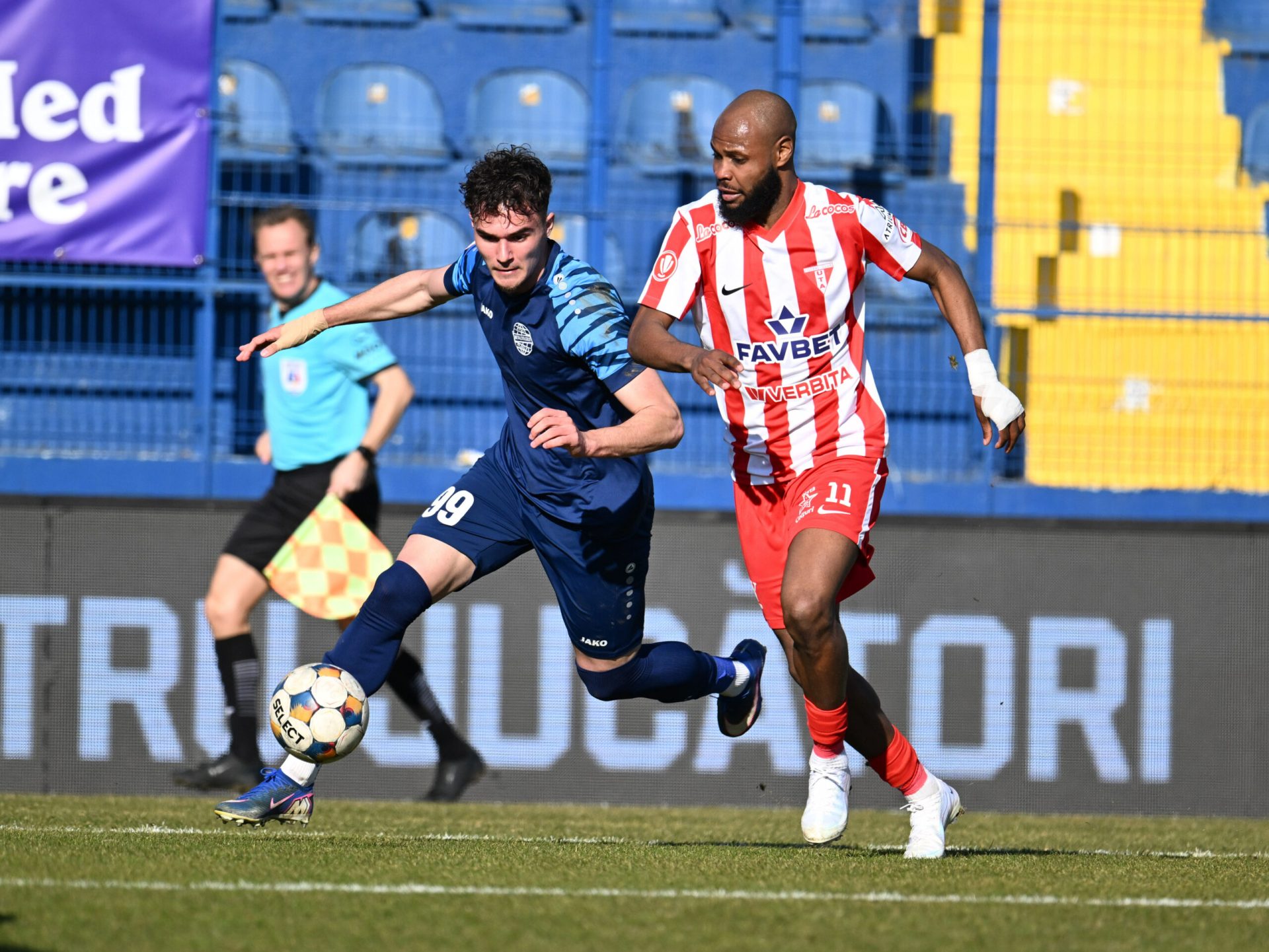 Meciul UTA – Metaloglobus București, din etapa a 3-a a play-out-ului Superligii, a început astăzi, de la ora 15:00, pe stadionul din Arad