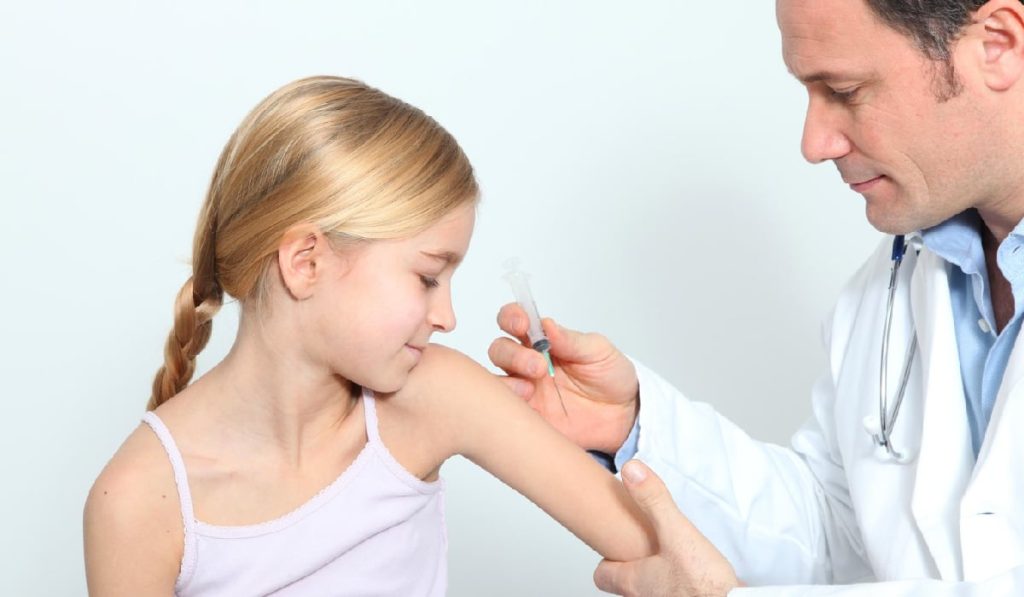 Acoperirea vaccinală scade: România, în pericol. Ce riscă populația