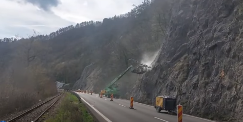 Încep lucrările pe Valea Oltului, restricții pentru șoferi începând de miercuri Lucrările de montare a plaselor și barierelor de retenție pe versanții Văii Oltului vor fi suspendate temporar, pentru a facilita traficul rutier în perioada sărbătorilor