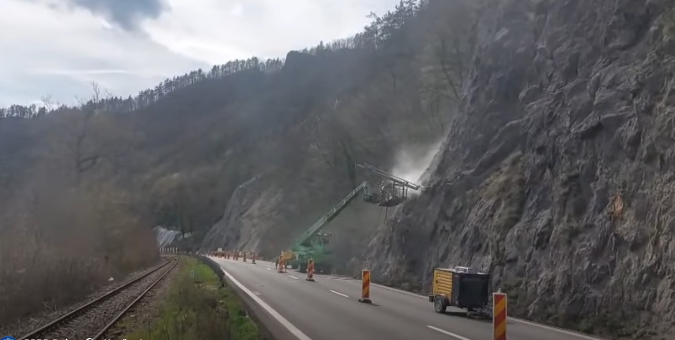 Încep lucrările pe Valea Oltului, restricții pentru șoferi începând de miercuri Lucrările de montare a plaselor și barierelor de retenție pe versanții Văii Oltului vor fi suspendate temporar, pentru a facilita traficul rutier în perioada sărbătorilor