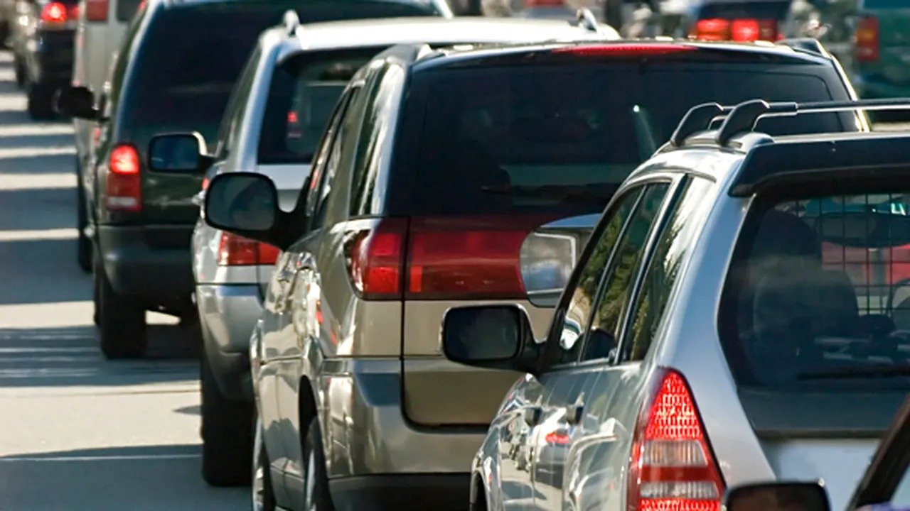 Circulație fluentă pe DN1 Ploiești–Brașov în prima dimineață a minivacanței pascale, fără accidente semnalate Drumurile naționale și autostrăzile din România sunt libere de trafic la prima oră a dimineții, în prima zi a minivacanței pascale