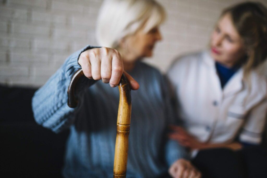 O nouă cercetare arată că îmbătrânirea plămânilor ar putea fi un factor crucial în evoluția severă a gripei și a COVID-19 la vârstnici, explicând de ce aceștia sunt mai vulnerabili în fața acestor infecții