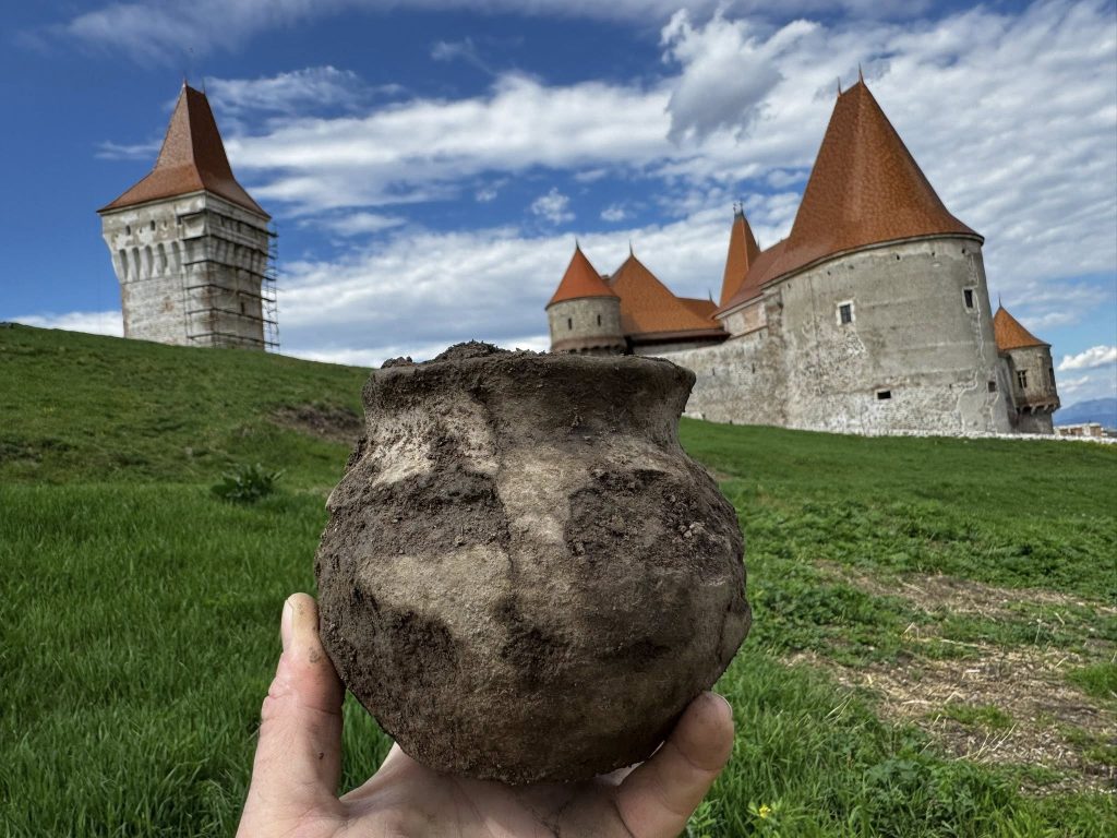 Arheologi, descoperire ULUITOARE la Castelul Corvinilor: Artefacte vechi de 2.500 ani