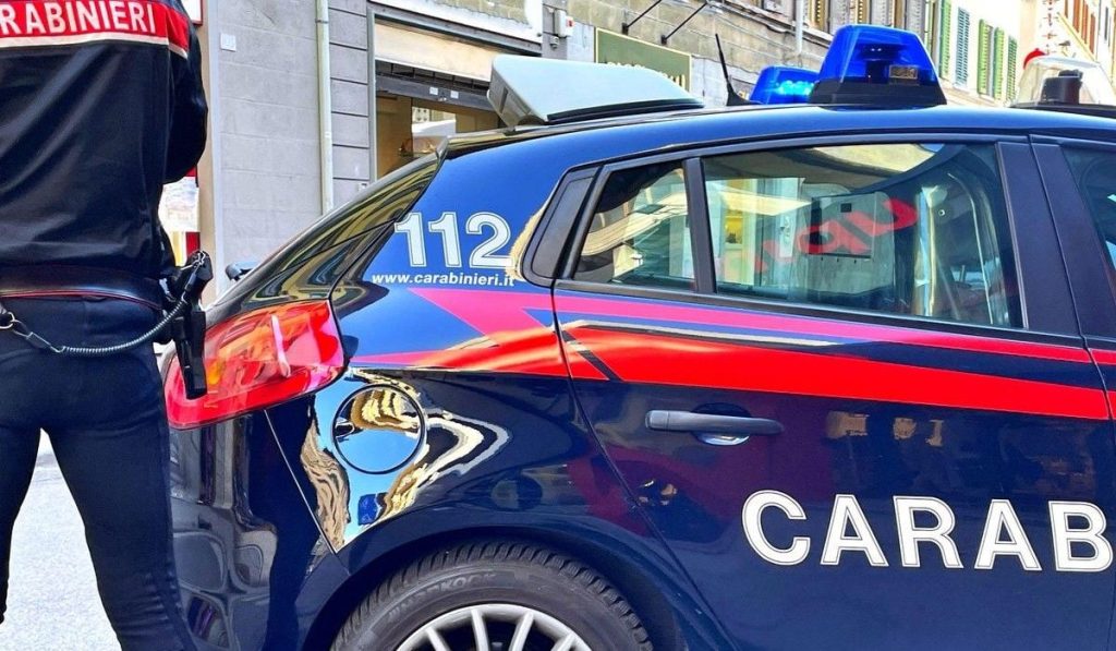 Bărbat paralizat, cu pușcă și „grenadă în dinți”, terorizează un bar din Italia