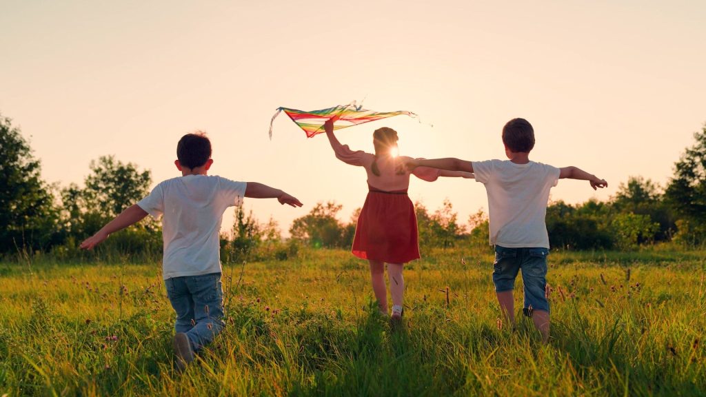 De ce vacanțele din copilărie păreau veșnice? Misterul verii trecute!