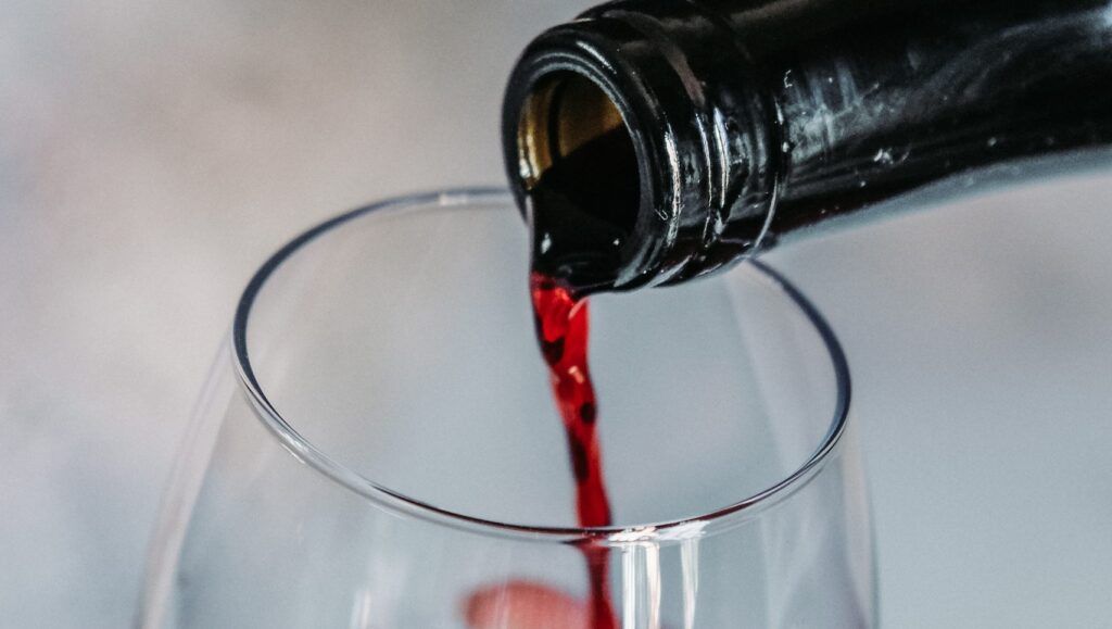 Ce se întâmplă dacă bei vin zilnic? Efecte pe care le ascunde