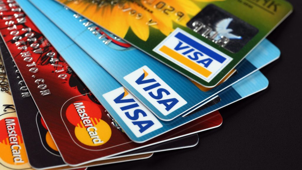 Carduri bancare, schimbări majore: Clienții primesc un nou IBAN. Cum eviți blocarea plăților