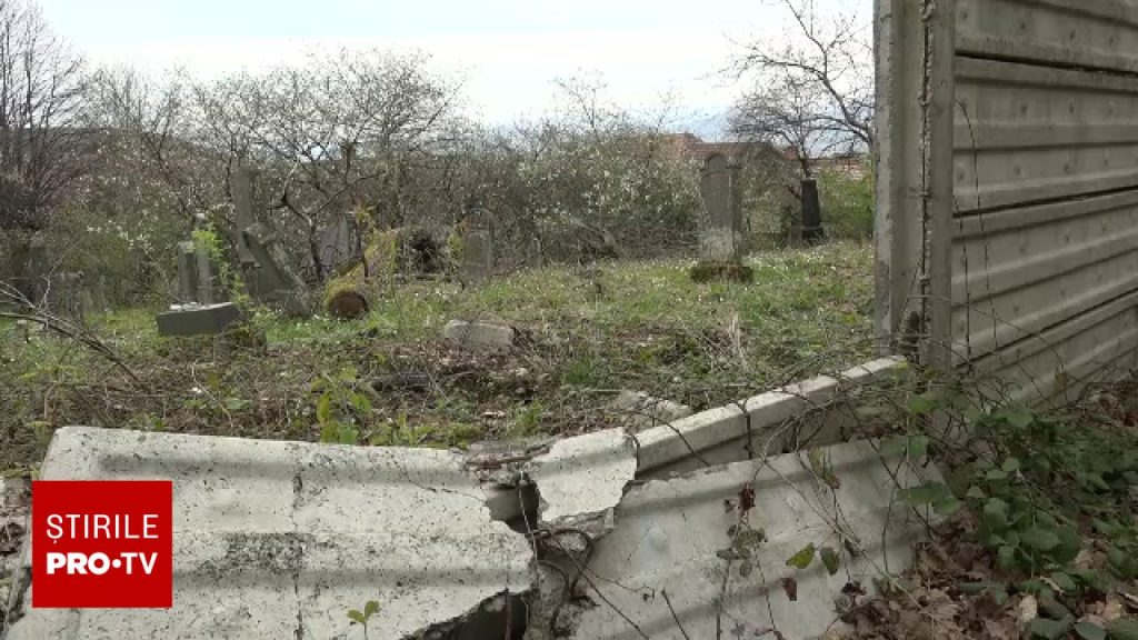 Monumente profanate de Paști la Reghin: Scandal în Cimitirul Evreiesc