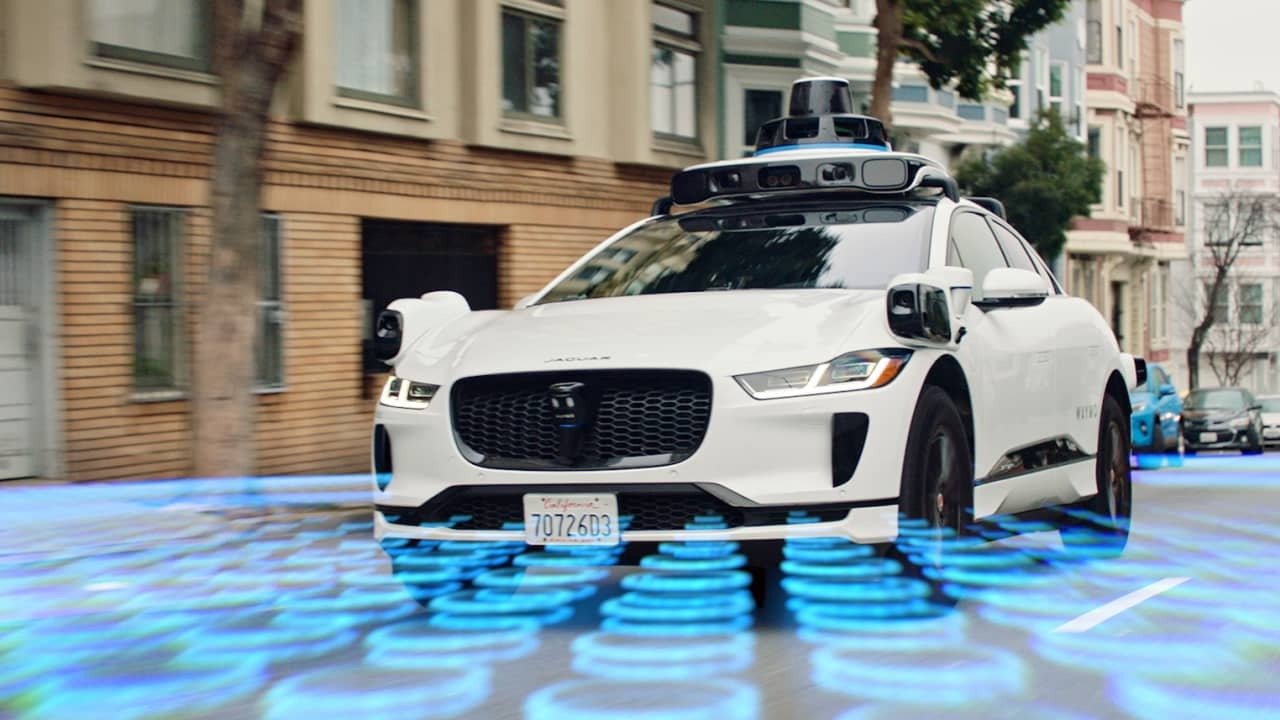 Waymo, compania de robo-taxi a Google, pare să fie înaintea Tesla în cursa pentru mașinile autonome, conform fostului CEO Uber, Travis Kalanick