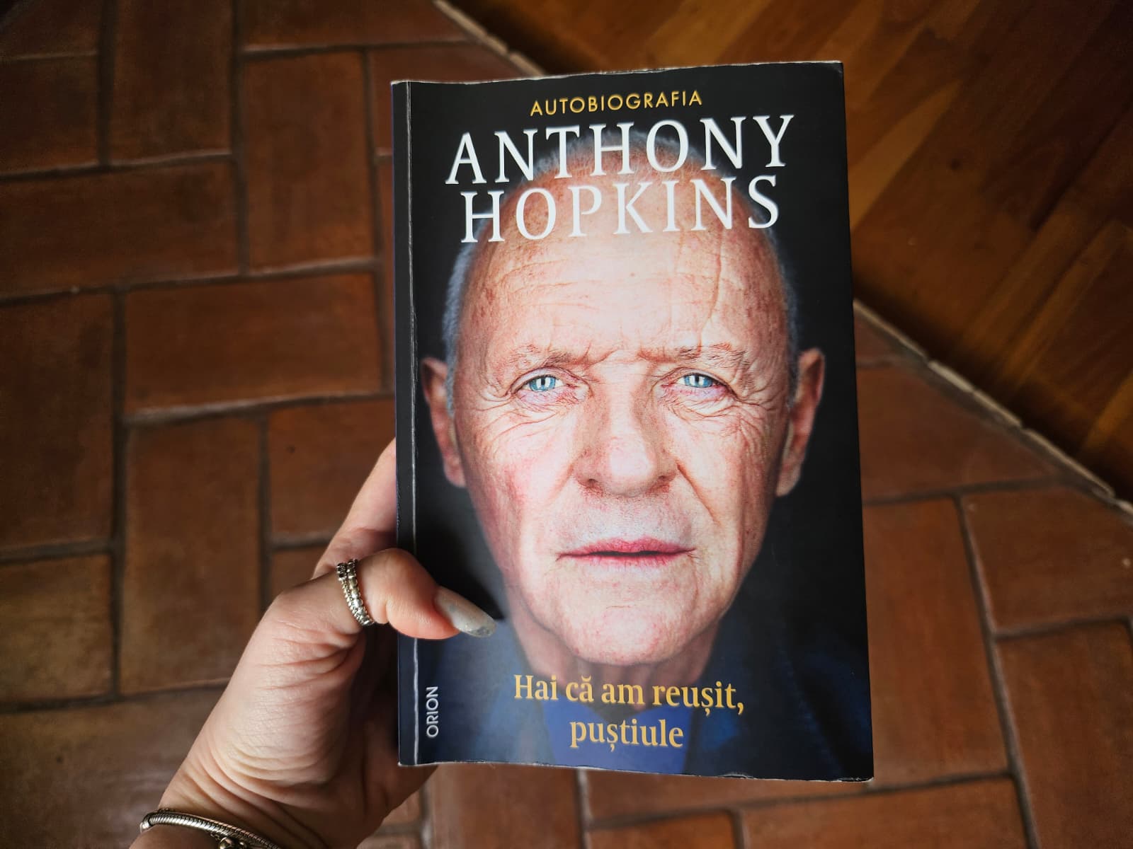 Anthony Hopkins, dincolo de Oscaruri: Rănile din spatele marii interpretări Noua autobiografie a lui Anthony Hopkins, intitulată „We Did OK, Kid”, dezvăluie o latură mai puțin cunoscută a celebrului actor