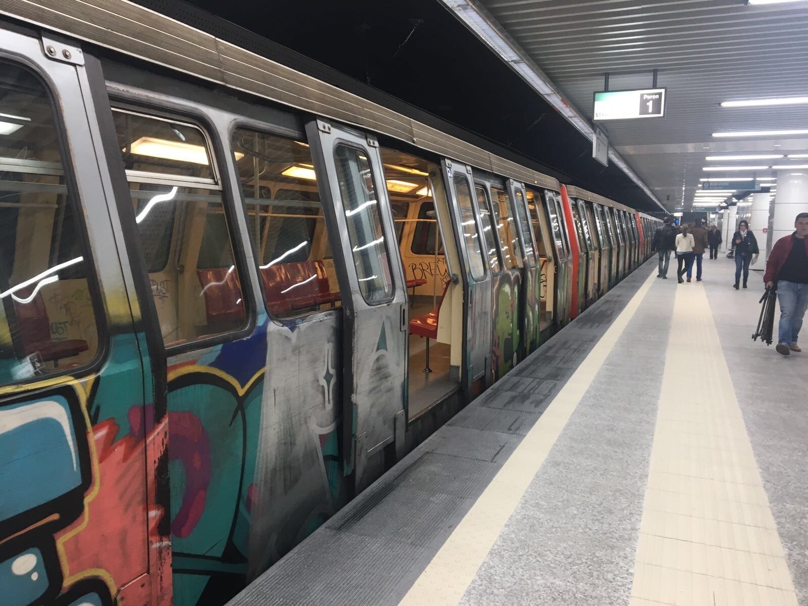 Scumpiri masive la metrou, propuse de Metrorex: un bilet ar putea costa 7 lei Bucureștenii ar putea plăti mai mult pentru transportul cu metroul, începând cu 1 mai
