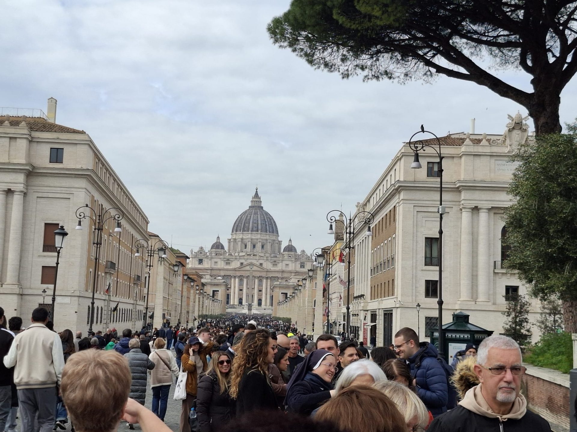 Primul paște fără papa francisc: Sărbătorile pascale debutează cu papa leon