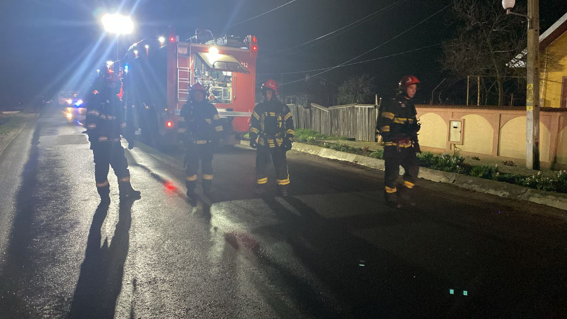 Cisternă cu GPL răsturnată pe DN1D: Zeci de persoane evacuate, autoritățile au emis alertă RO-Alert O cisternă încărcată cu aproximativ 30.000 de litri de GPL s-a răsturnat pe DN1D, în localitatea Cioranii de Jos, județul PRAHOVA, generând o intervenție de amploare a pompierilor și forțelor de ordine