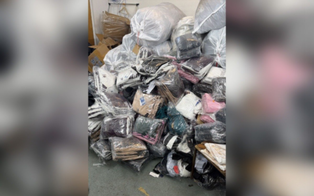 România strânge șurubul la importurile de second-hand: Amenzi usturătoare și controale sporite București – România se pregătește să introducă reguli mult mai stricte pentru importul de produse second-hand, într-o măsură menită să împiedice transformarea țării într-o groapă de gunoi pentru deșeurile altor state europene