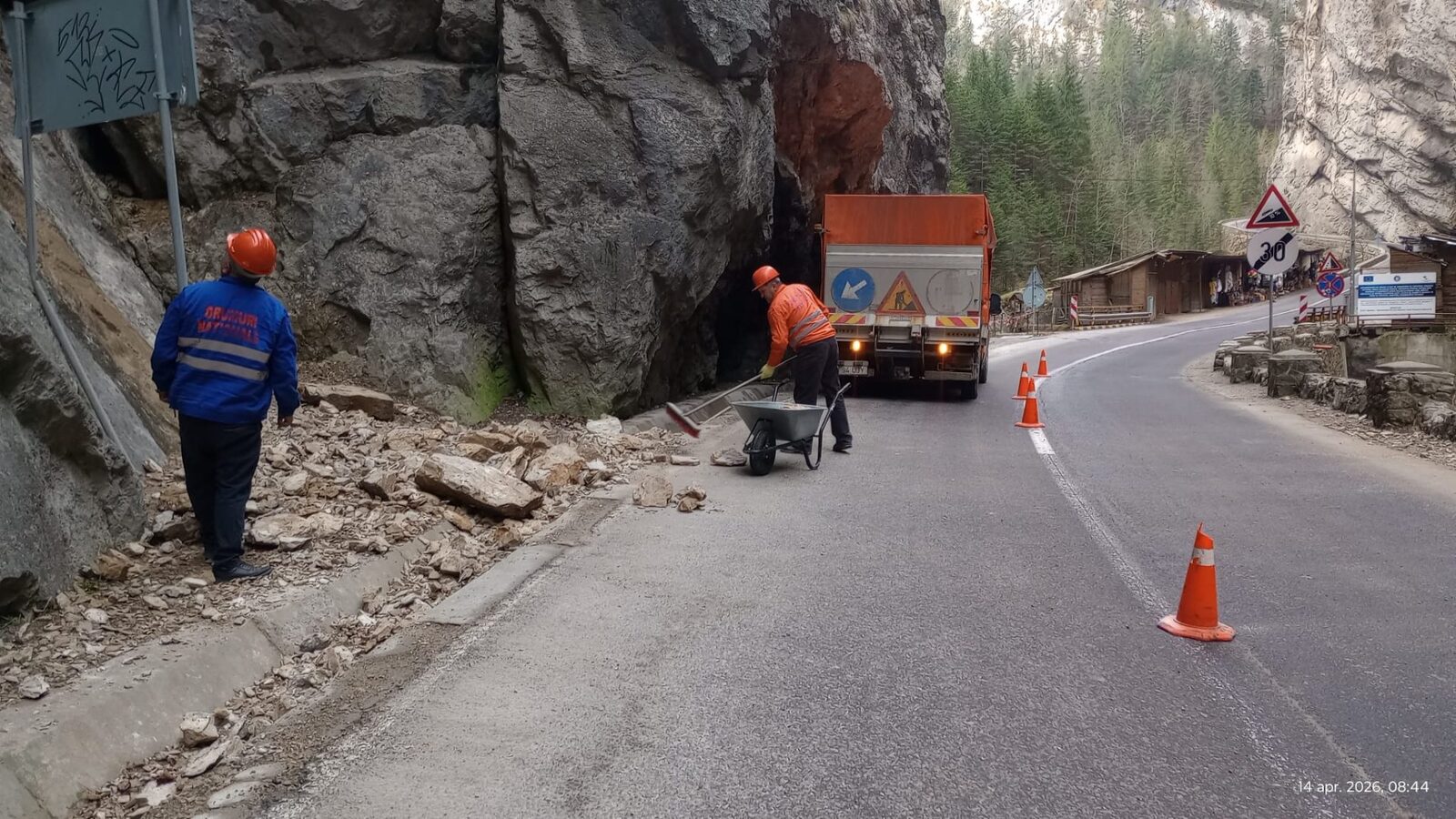 Atenție, Cheile Bicazului: Pericol de căderi de pietre, autoritățile avertizează