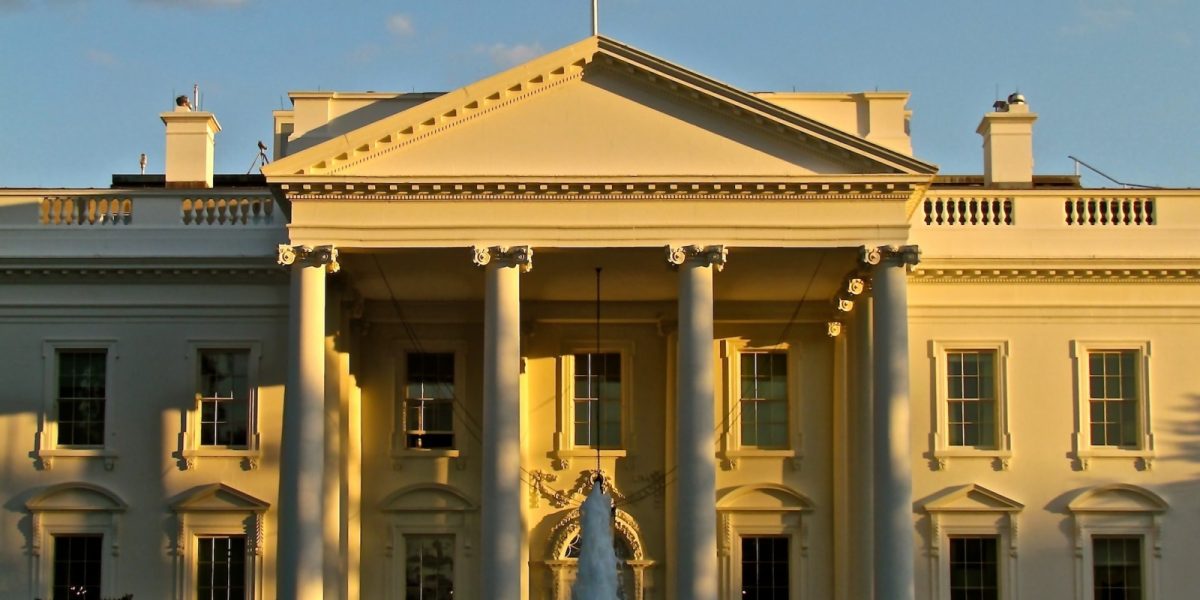 Angajații Casei Albe, acuzați de pariuri ilegale pe petrol. Scandal la Washington