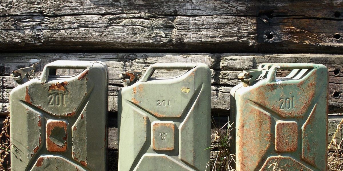 wilhei-petrol-cans-708568_1920-e1775134712181.jpg - JurnalUrban