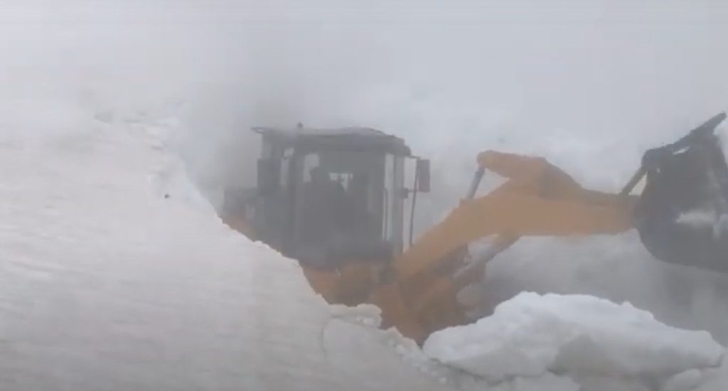 Deszăpezirea pe Transalpina, a început. Atenție șoferi: Circulați doar când e sigur