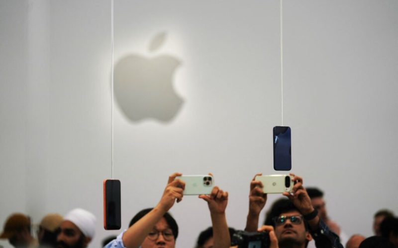 Apple șochează: De ce Ignoră Miliardele în Inteligența Artificială?