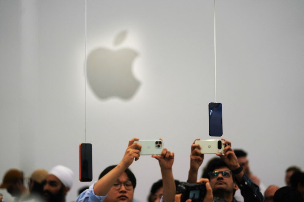 Apple șochează: De ce Ignoră Miliardele în Inteligența Artificială?