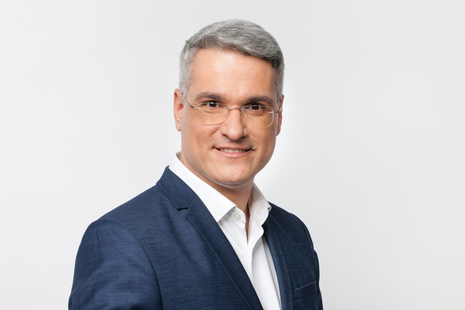 Pîslaru pregătește majorări de 22% la salarii, dar vrea înghețarea pentru demnitari
