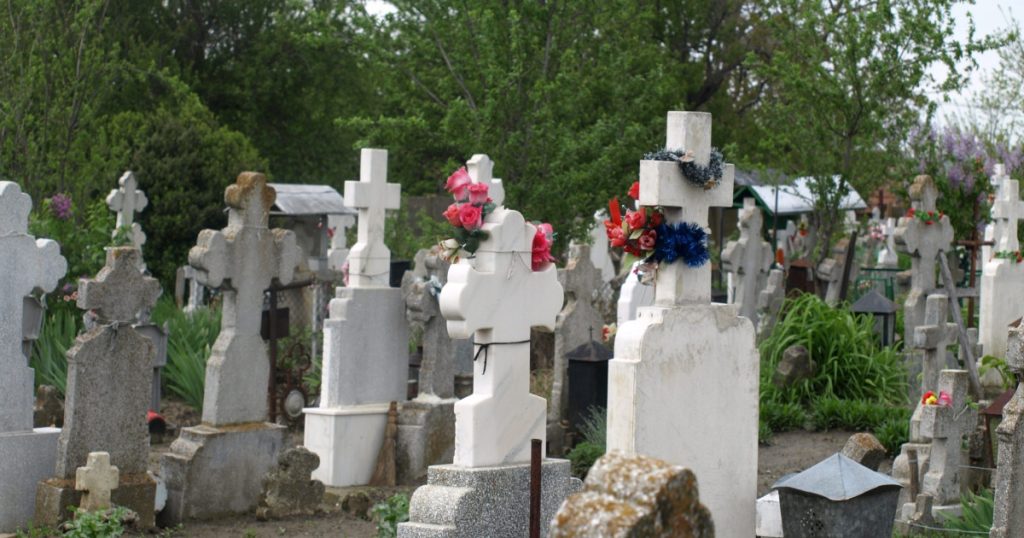 Bătrână din Ploiești, șantajată de falși inspectori de cimitir: 70.000 de lei, pierduți