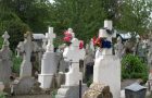 Bătrână din Ploiești, șantajată de falși inspectori de cimitir: 70.000 de lei, pierduți