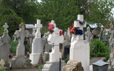 Bătrână din Ploiești, șantajată de falși inspectori de cimitir: 70.000 de lei, pierduți