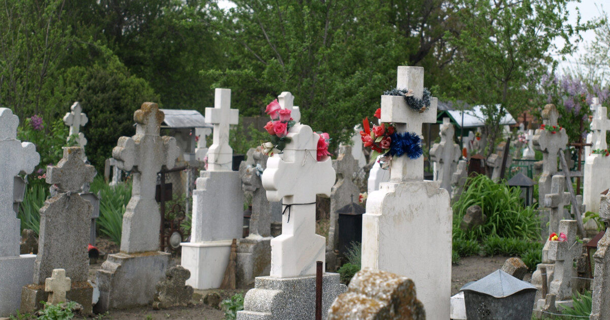 Bătrână din Ploiești, șantajată de falși inspectori de cimitir: 70.000 de lei, pierduți