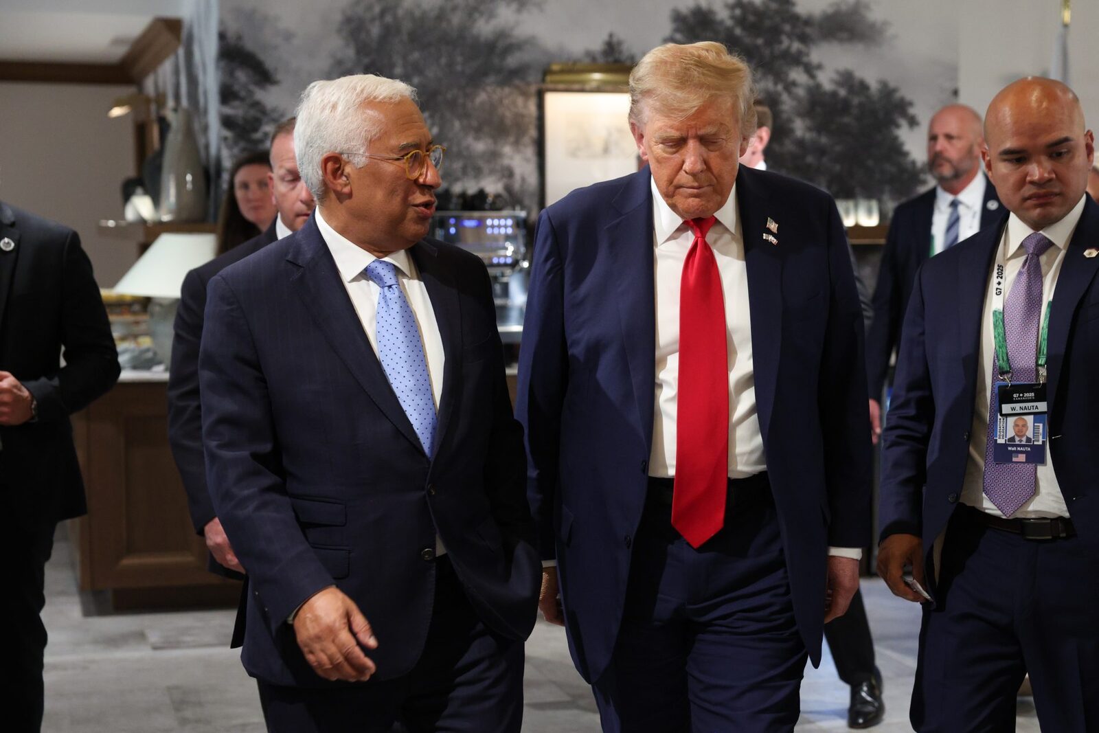 Socialiștii europeni strigă: „Donald, scoate banii!” Război tehnologic peste Atlantic