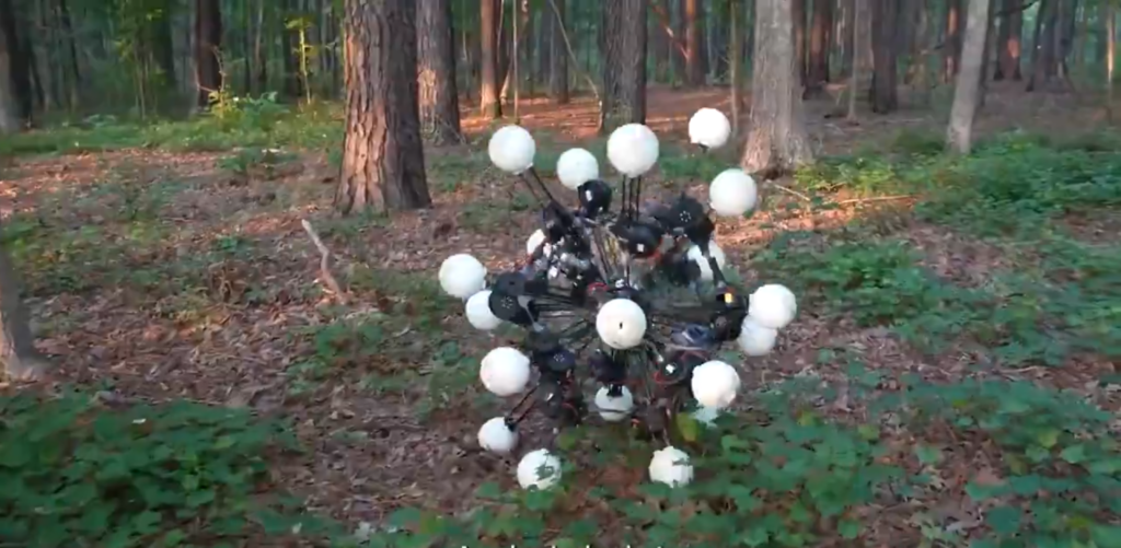 Americanii construiesc robot cu 20 de picioare și ochi care vede instantaneu