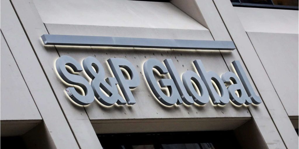 S&P menține ratingul României, dar avertizează: Degradare riscantă. Reacția Ministerului Finanțelor