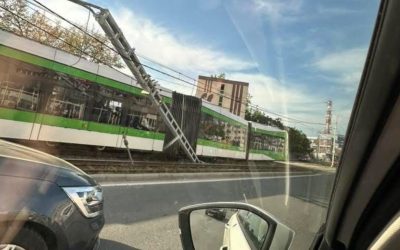 Șase răniți după deraierea unui tramvai în București, un vagon distrus