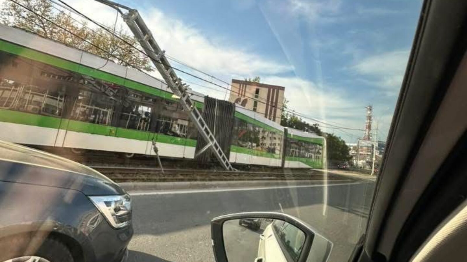 Șase răniți după deraierea unui tramvai în București, un vagon distrus