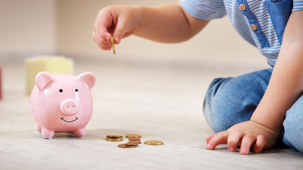 Alocații iulie 2026: Când intră banii pe card și pe poștă