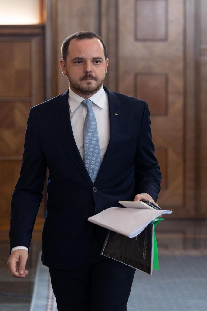Bolojan, la oncologie: „Pacienți așteaptă luni decizii, șanse la viață”