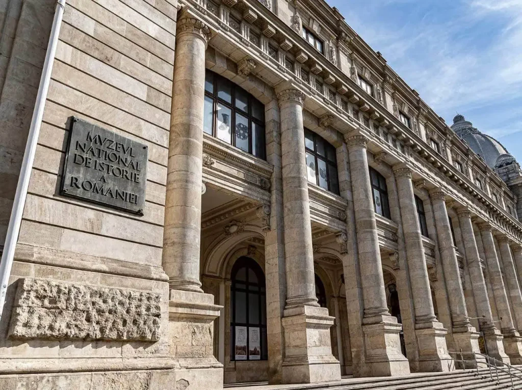 Trei brățări de AUR preistorice, expuse vineri la București