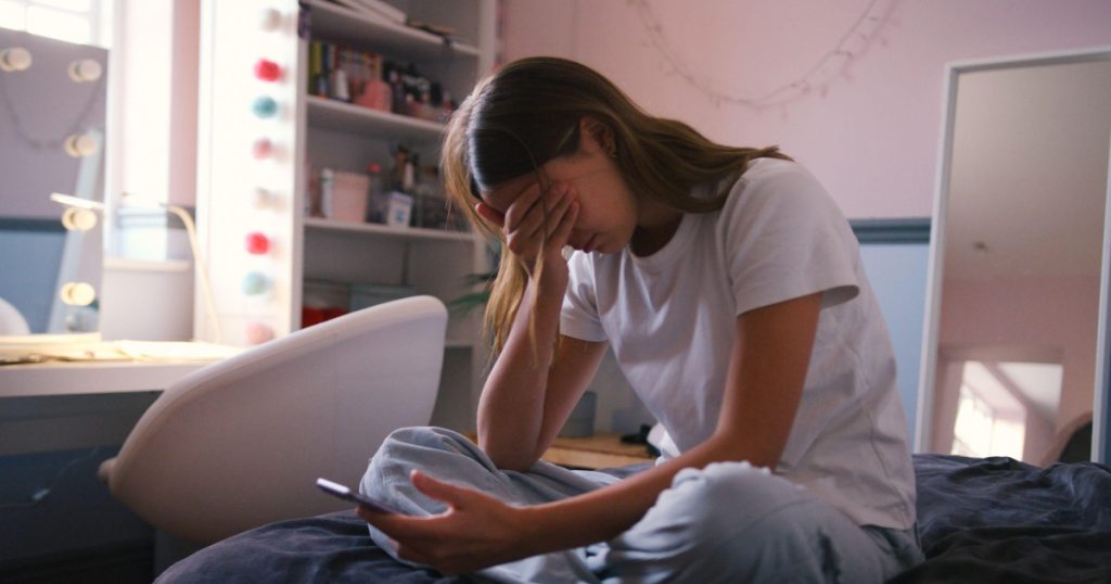 Orele pe social media ce agravează depresia adolescenților