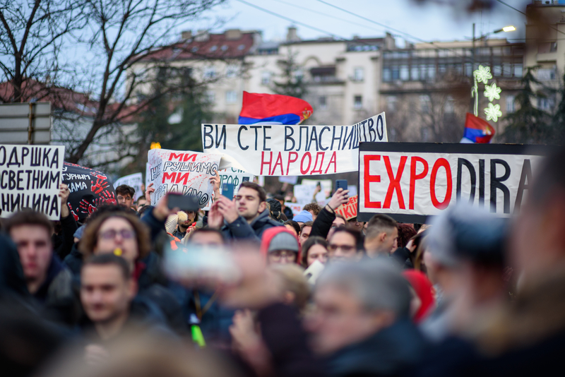 Vucic demisionează, protestele zguduie Serbia