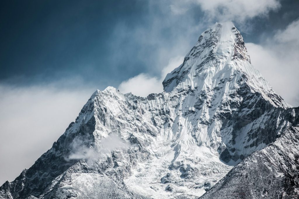 Everest: Nepalezul dispărut, prins 6 zile, rupe tăcerea