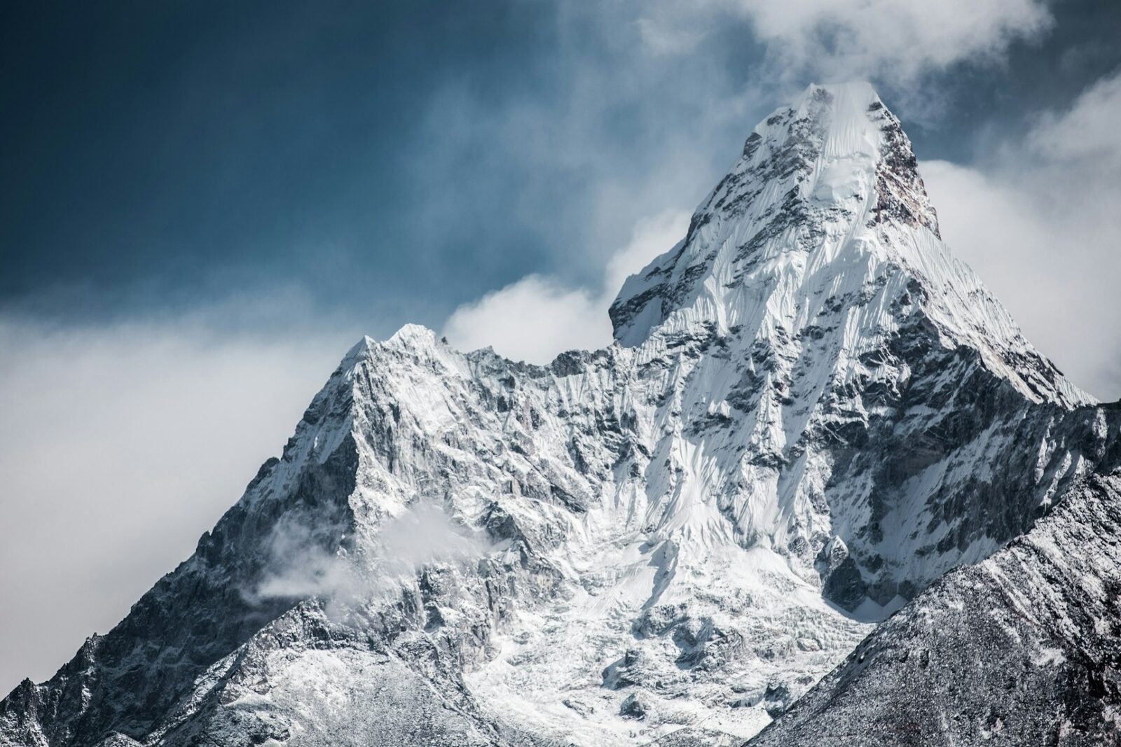 Everest: Nepalezul dispărut, prins 6 zile, rupe tăcerea
