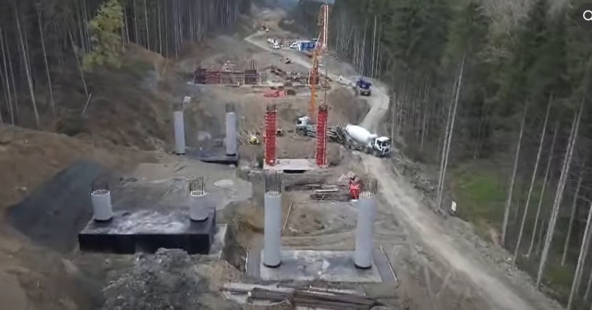 Cârtița uriașă începe să sape Carpații. Mașinărie istorică pe A1