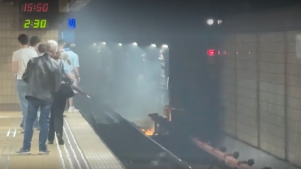 Incendiu la metrou: Două stații evacuate din cauza fumului. VIDEO