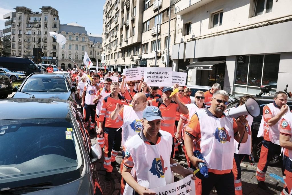 Ambulanțierii, în grevă în București contra legii salarizării (FOTO-VIDEO)