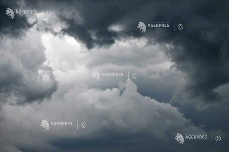 Cod galben de vreme rea în 19 județe, vineri și sâmbătă