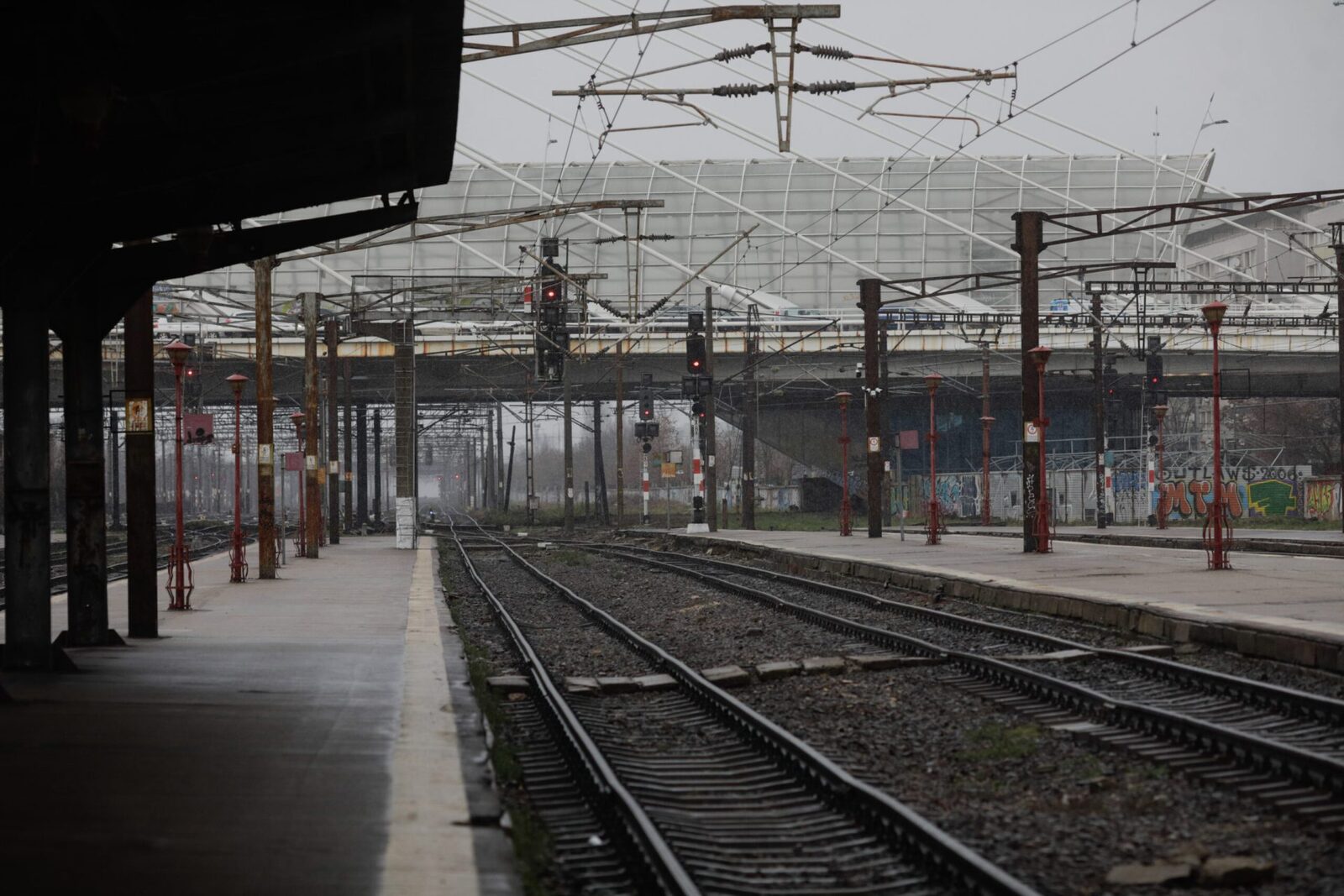 Trenuri electrice pe fir: Peste București zboară liniile, întârzieri mari la Nord